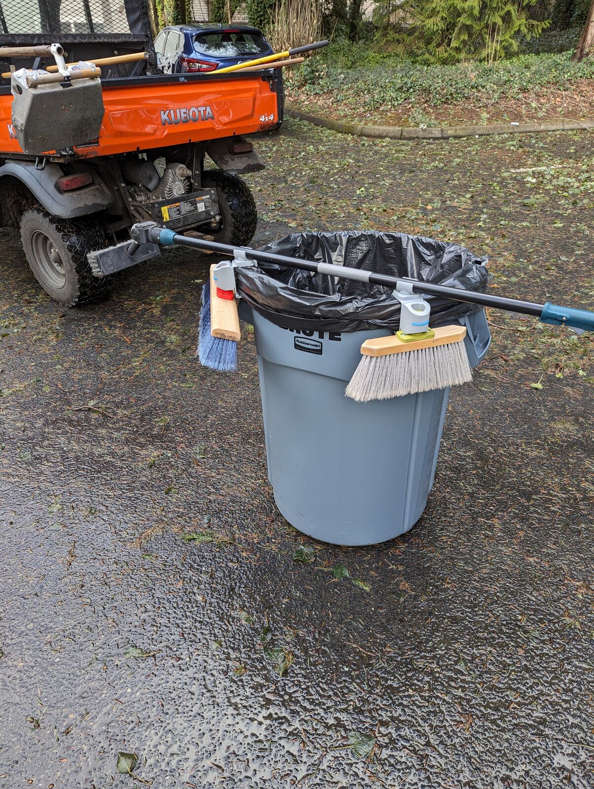 Garbage can mount