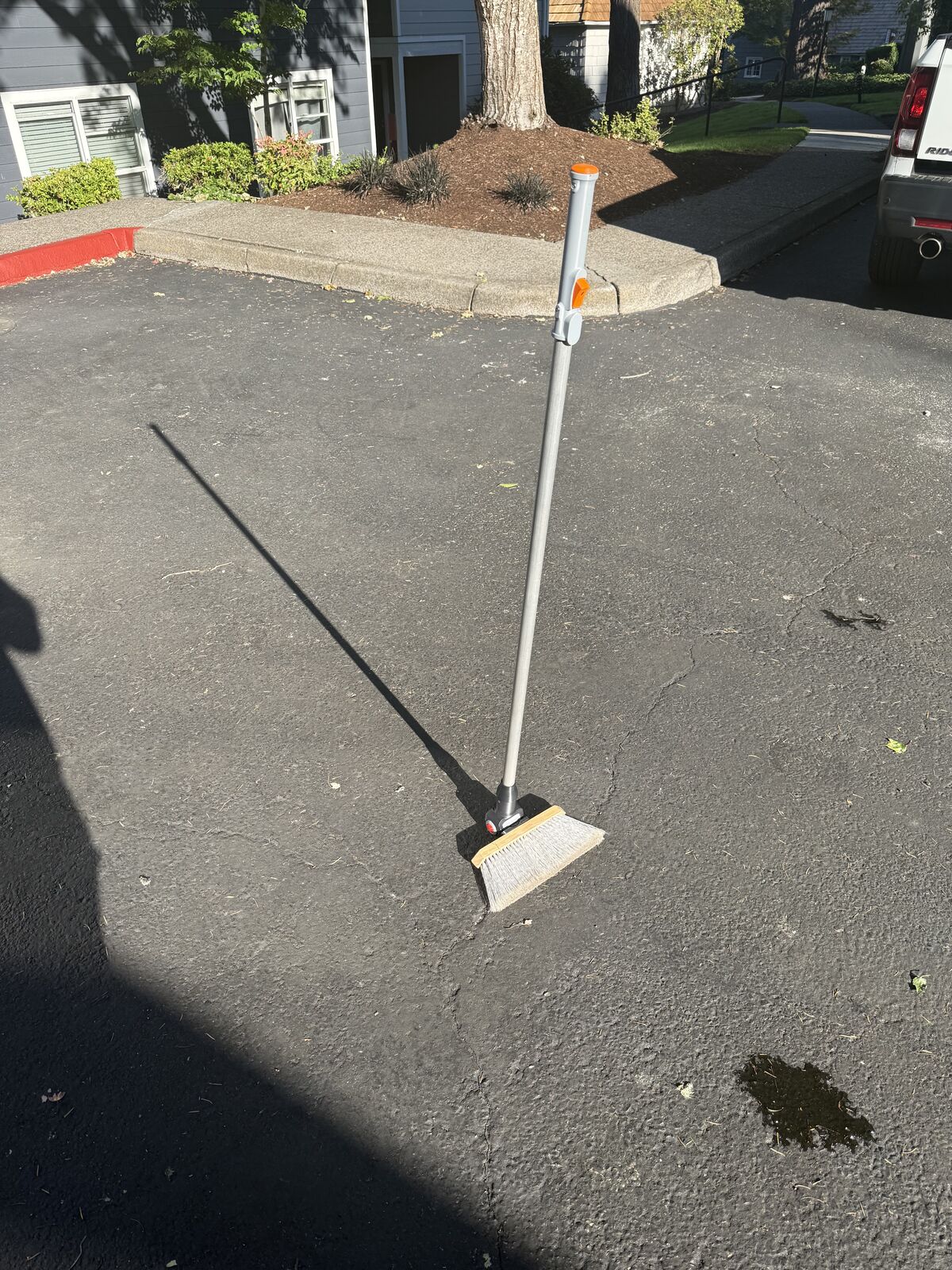 Self-standing broom
