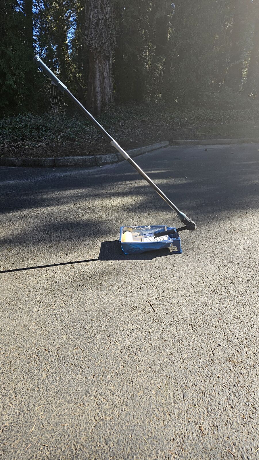 Self-standing paint roller