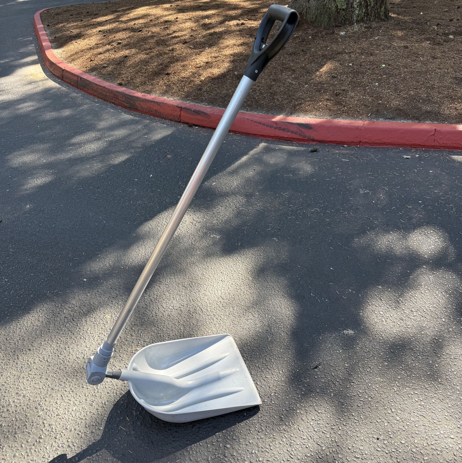 Self-standing scoop shovel