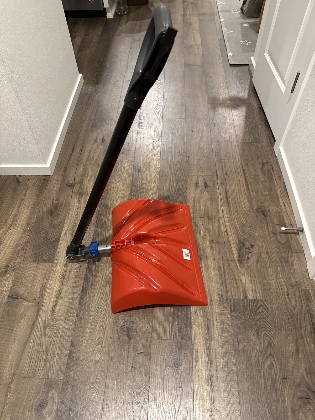 Self-standing snow shovel