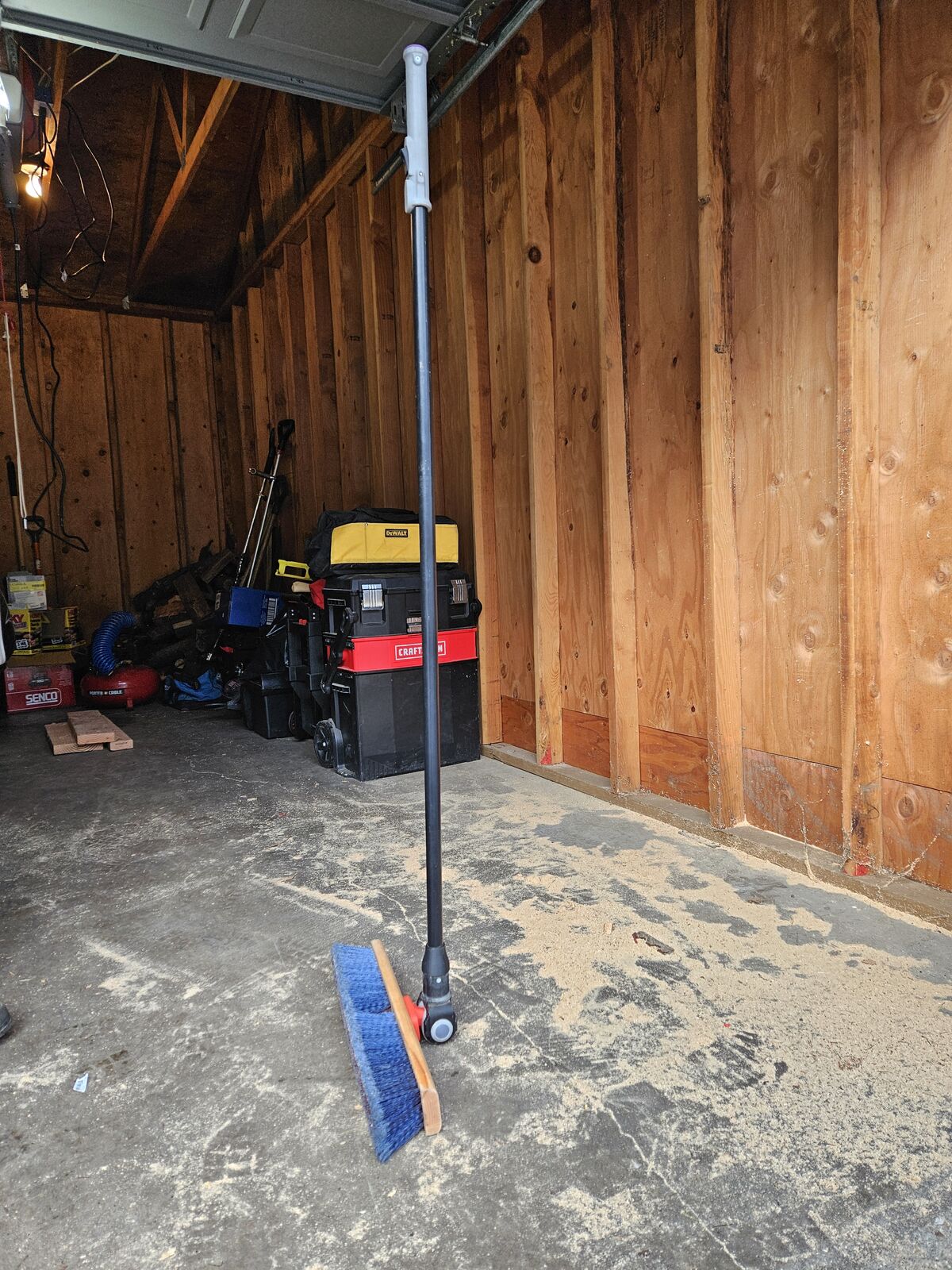 Self-standing push broom